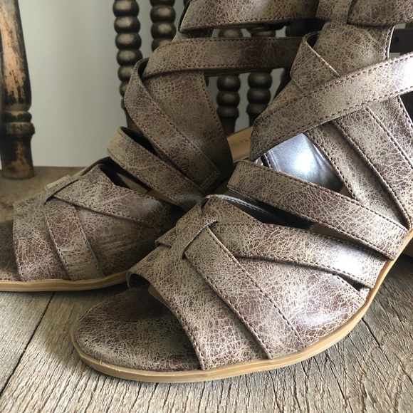 DOLLHOUSE/ chunky heel - Picture 5 of 7